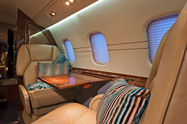 El interior de una cabina de un avión Learjet 60