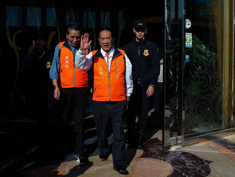 Presidential candidate James Soong chu-yu of the People First Party waves at his supporters