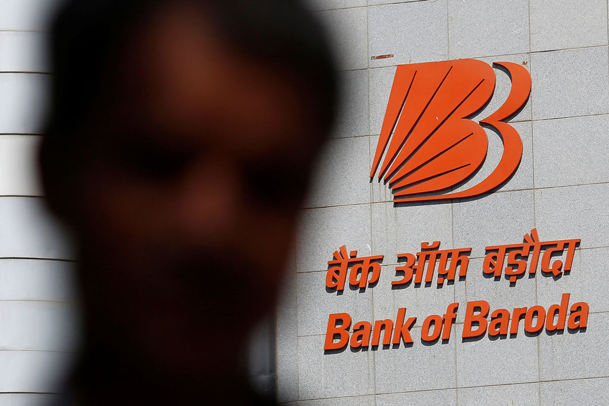 A man walks past the Bank of Baroda’s headquarters in Mumbai, India, May 3, 2016. Photo (c): Reuters/Danish Siddiqui. All rights reserved]