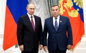 Valeriy Kolikov poses with Russian President Vladimir Putin