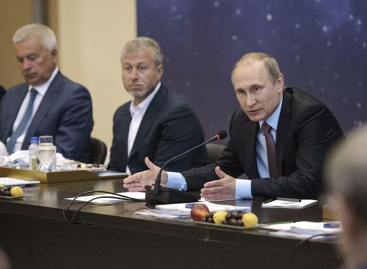 Roman Abramovich seated next to Vladimir Putin