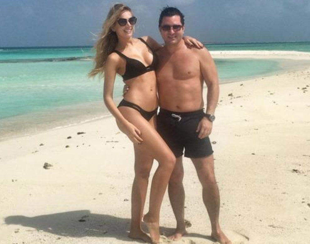 Maza poses with Valeria Véspoli (Miss Monagas 2015). (Photo: Twitter)