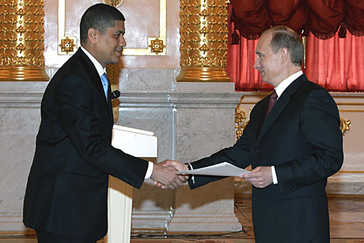 Fausto Abeso shaking hands with Vladimir Putin.