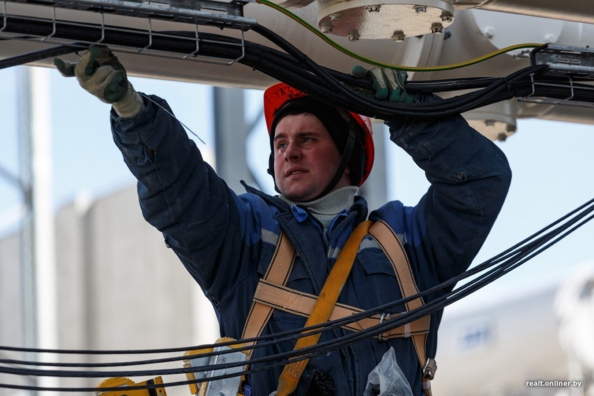 A construction worker on the site of the nuclear power plant under construction in Belarus (Photo: onliner.by; Maxim Tarnalitskiy).