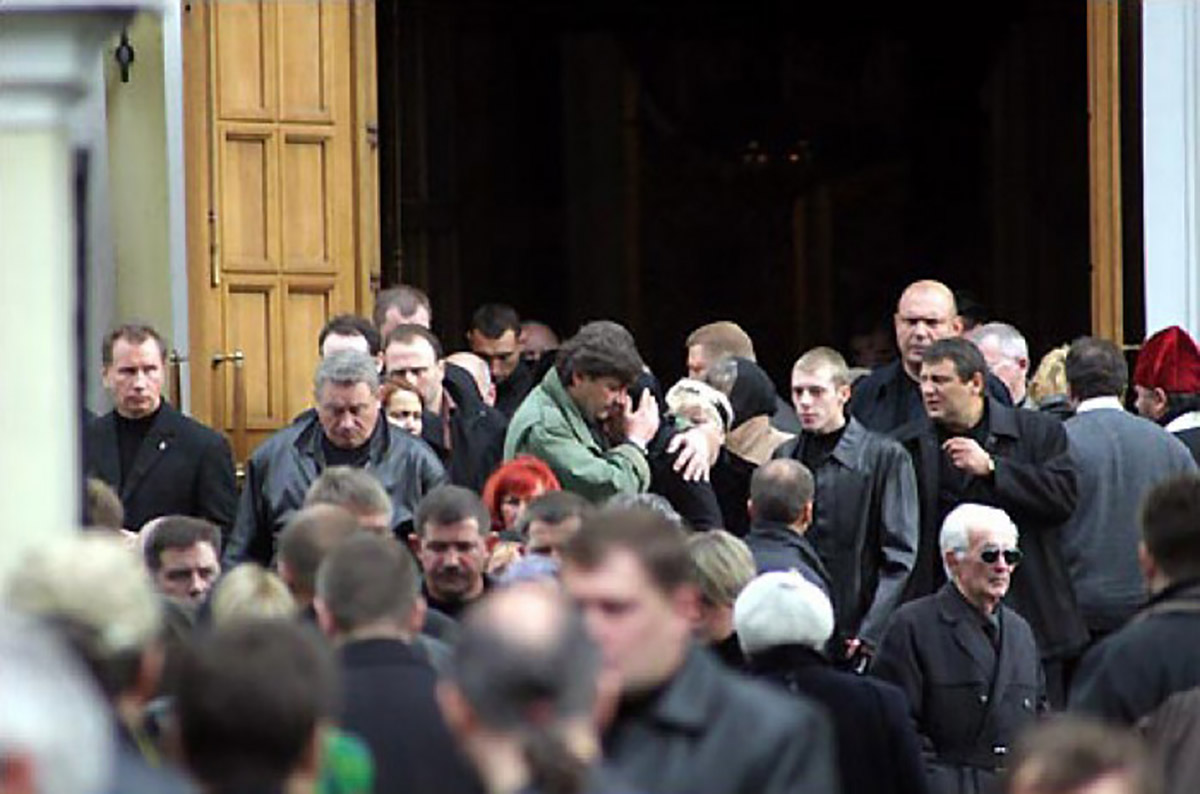 Photo from Roman Tsepov’s 2004 funeral in 2004. Viktor Zolotov is on the left. The man with the mustache in the center is Vladimir Kumarin.