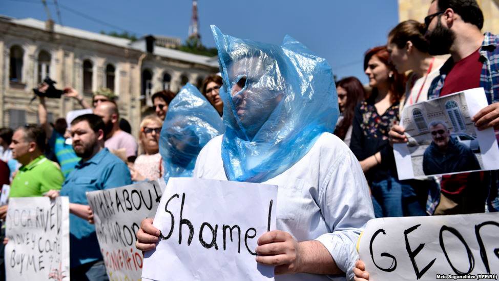 Journalists rally to support newly imprisoned Azerbaijani journalist Afgan Mukhtarli in Tbilisi on May 31. (Photo: Mzia Saganelidze for RFE/RL)