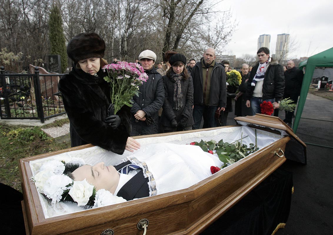 Natalia Magnitskaya, mother of Sergei Magnitsky, grieves over her son's body during his funeral at a cemetery in Moscow on Nov. 20, 2009. (Photo: REUTERS/Mikhail Voskresensky)