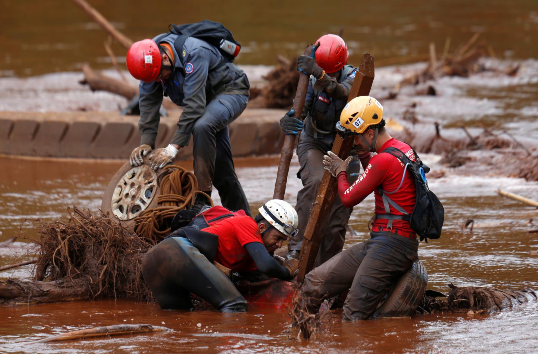 A rescue team searches for victims killed by the collapse of the Brumadinho dam on February 5, 2019.  (Photo: Reuters/Adriano Machado)