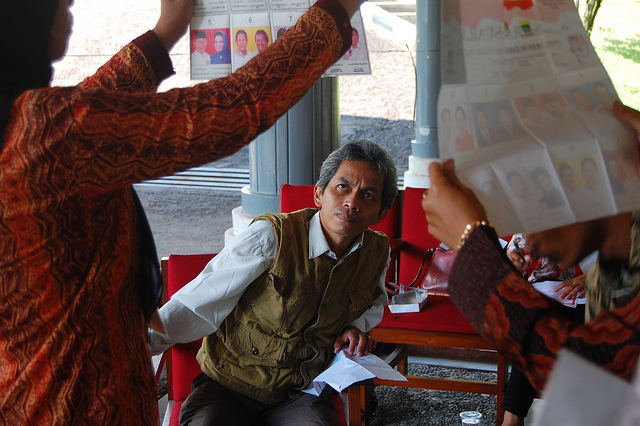 Workers scan ballots in a 2013 Indonesian mayoral election. (Photo: Ikhlasul Amal)