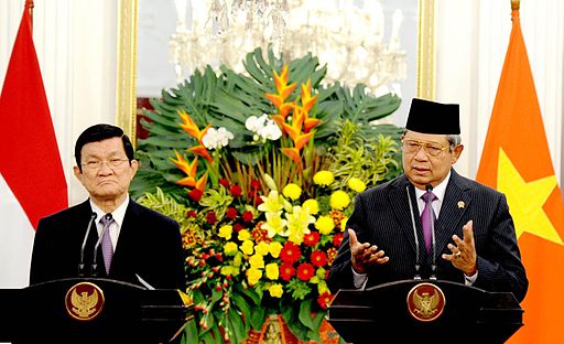 Vietnamese President Trương Tấn Sang (left) and Indonesian President Susilo Bambang Yudhoyono (right)