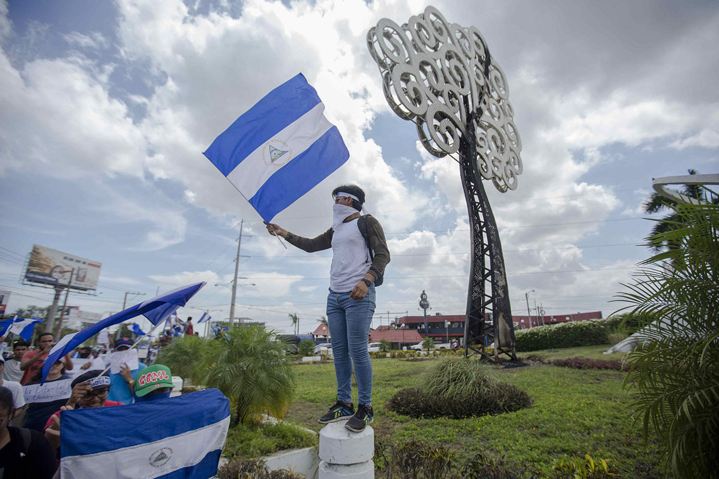 investigations/Man-Holds-Nicaraguan-Flag.jpg