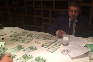 Nikita Belykh with thousands of euros of cash laid out on the table