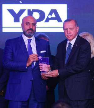 Turkish President Recep Tayyip Erdoğan gives YDA Group Chairman Hüseyin Arslan a plaque