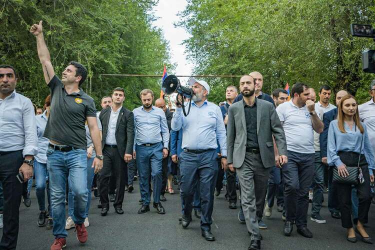 Nikol Pashinyan csatlakozik egy menethez Jereván utcáin