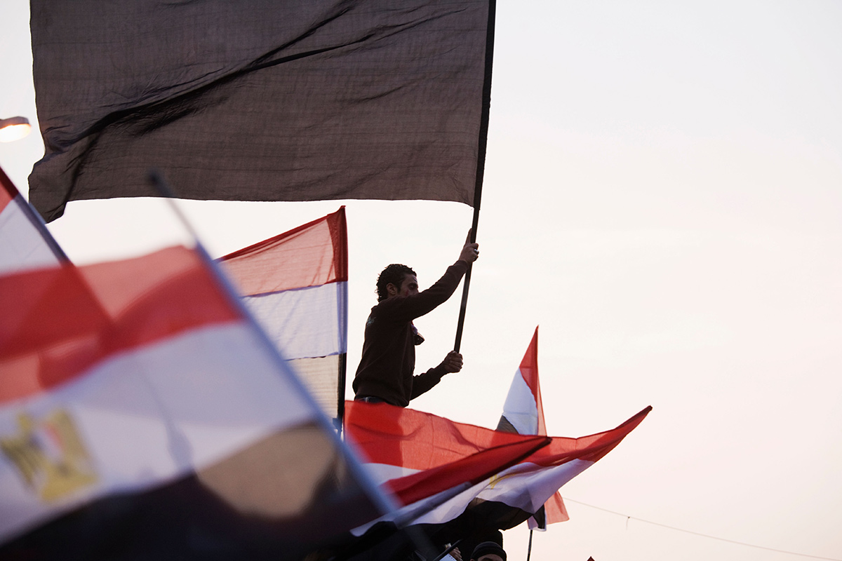 suisse-secrets/Man-Waves-Egyptian-Flag.jpg