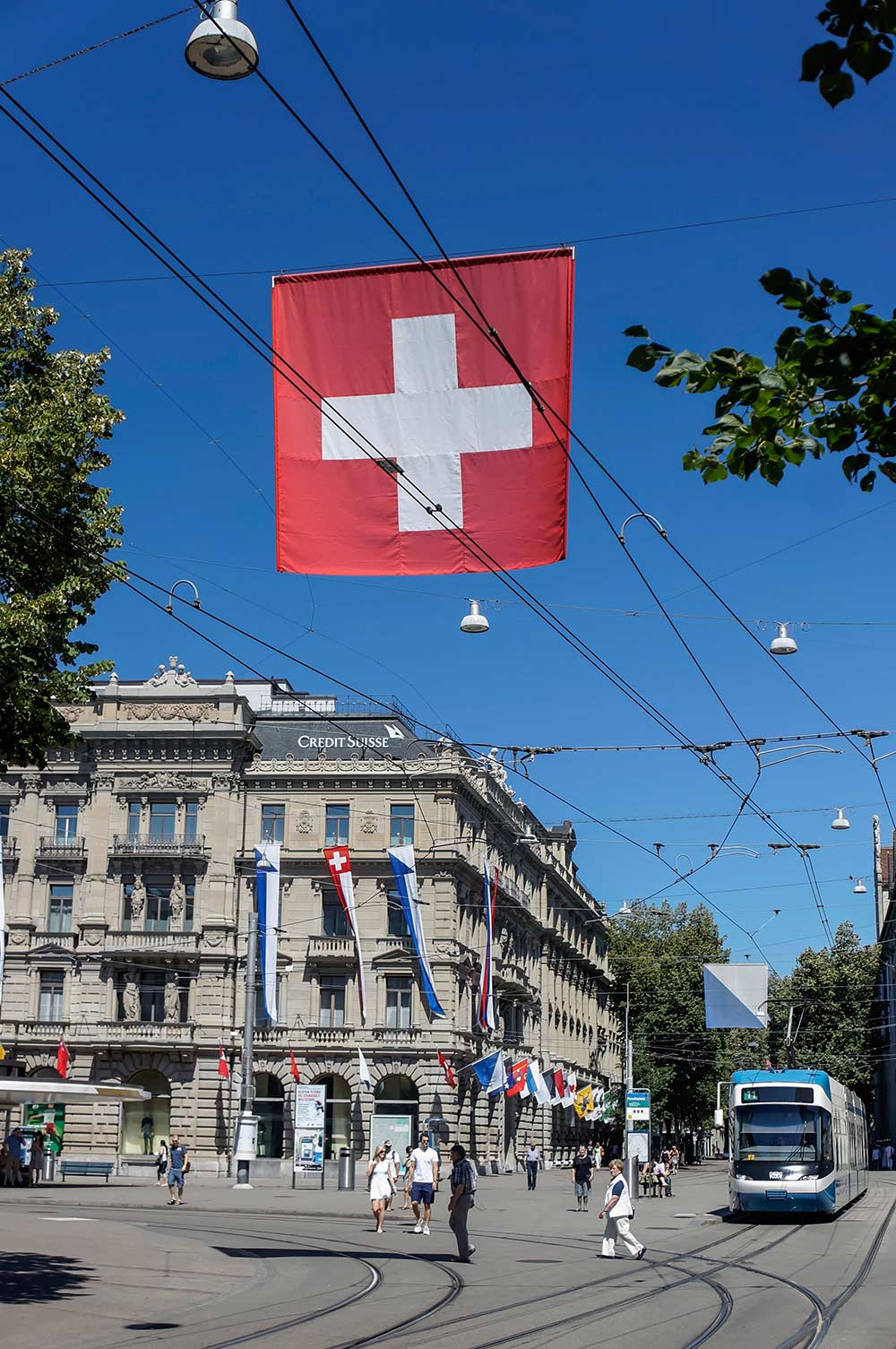 suisse-secrets/Swiss-Flag-Paradeplatz2.jpg