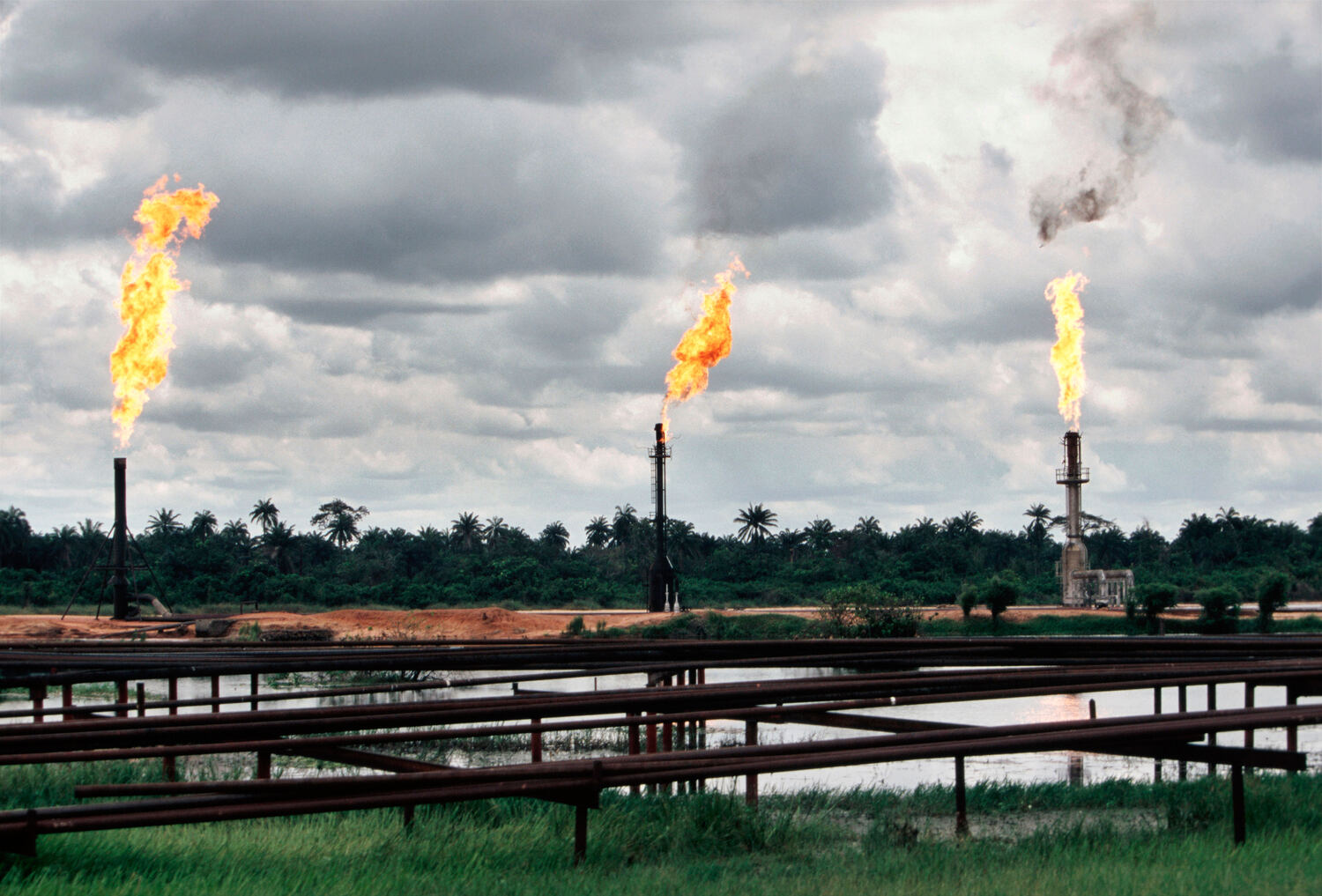 suisse-secrets/Swiss-based-fund-ALAMY_-Oil-refinery-in-SE-Nigeria.jpg