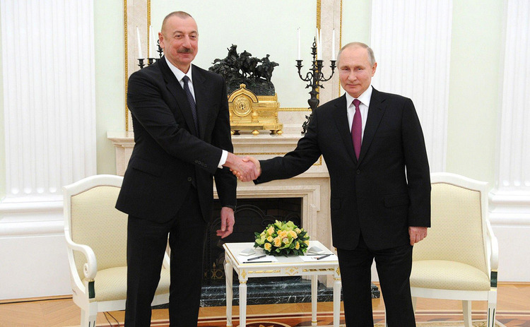 President Ilyam Aliyev and President Vladimir Putin shake hands