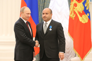 Bedzhamov shakes hands with Putin