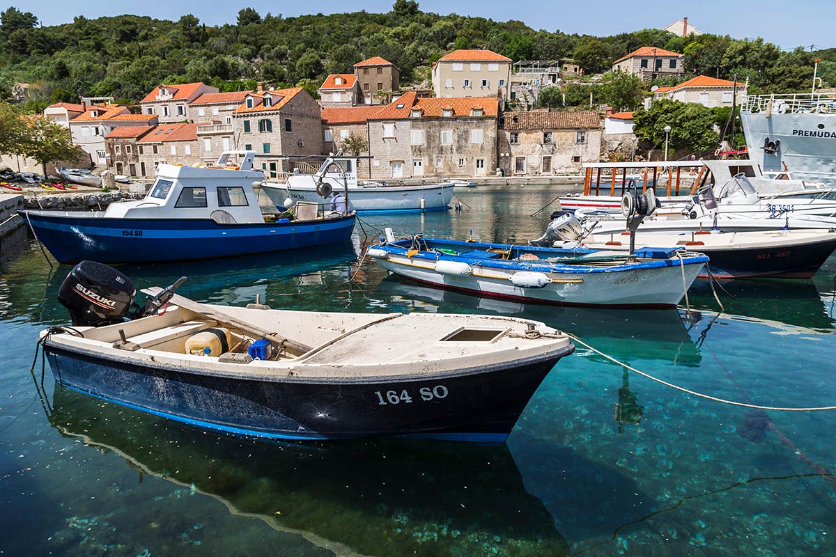 the-pandora-papers/Boats-Promenade-Sipan.jpg