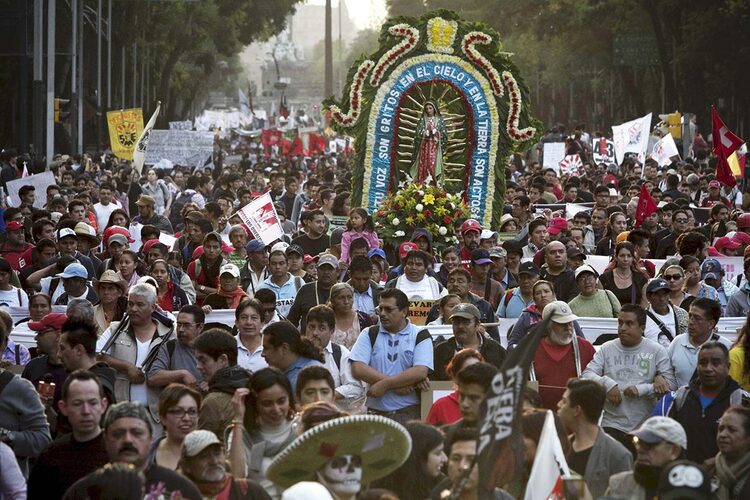 Una multitud de personas que protestan por los asesinatos de Ayotzinapa
