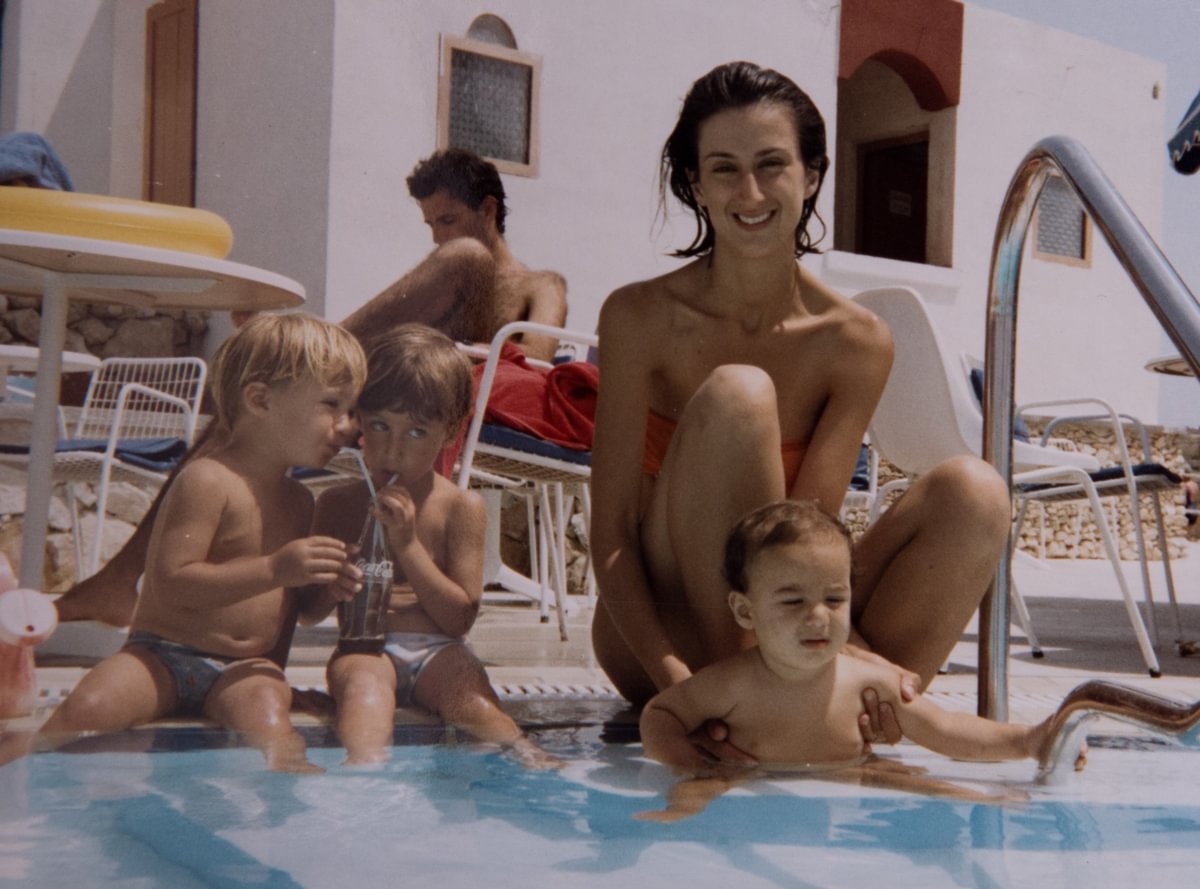 A family photo of Daphne Caruana Galizia with her three young sons by a swimming pool eiqrriqidezatf