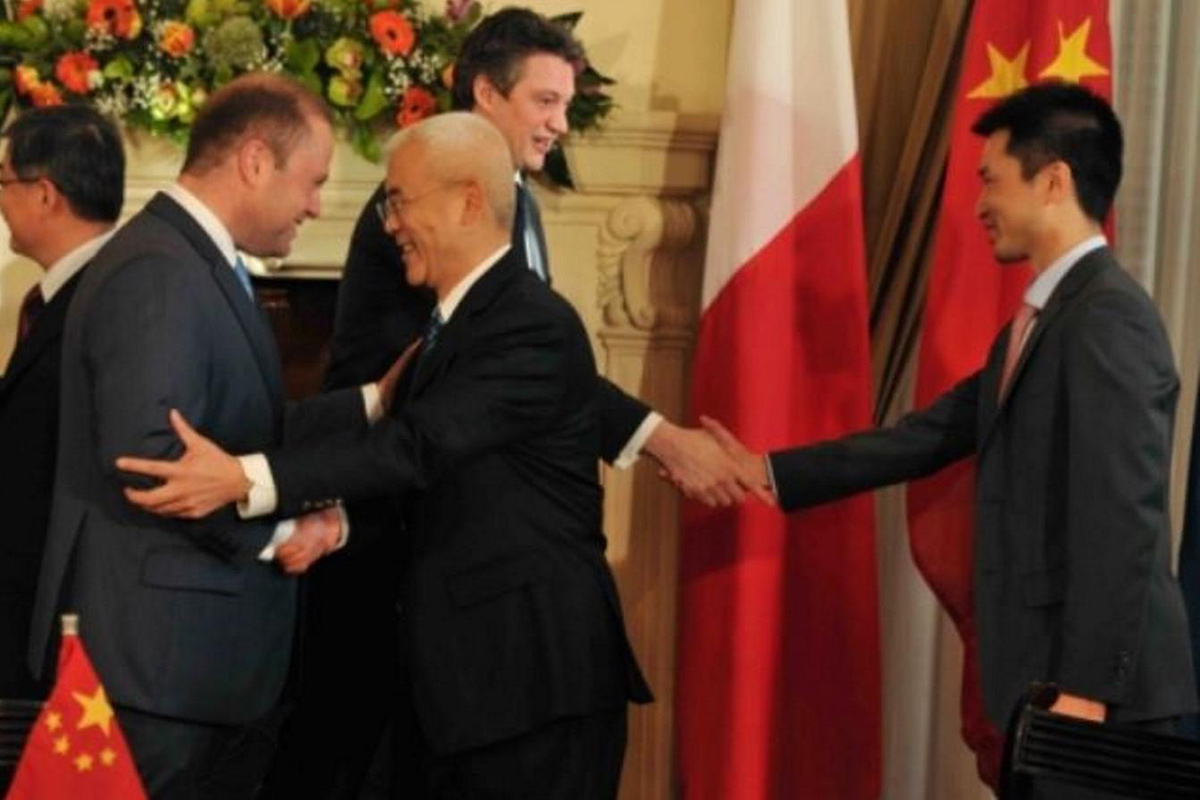 thedaphneproject/Mizzi-Chen-Handshake.jpg