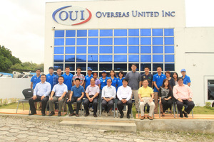 El personal de Overseas United posa para una foto