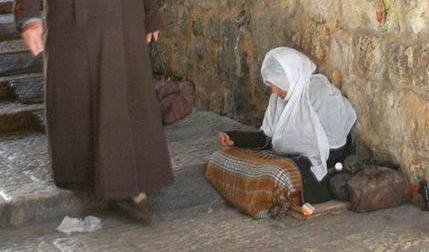 A beggar in Jerusalem (Photo: Udi Steinwell, CC BY 2.5)