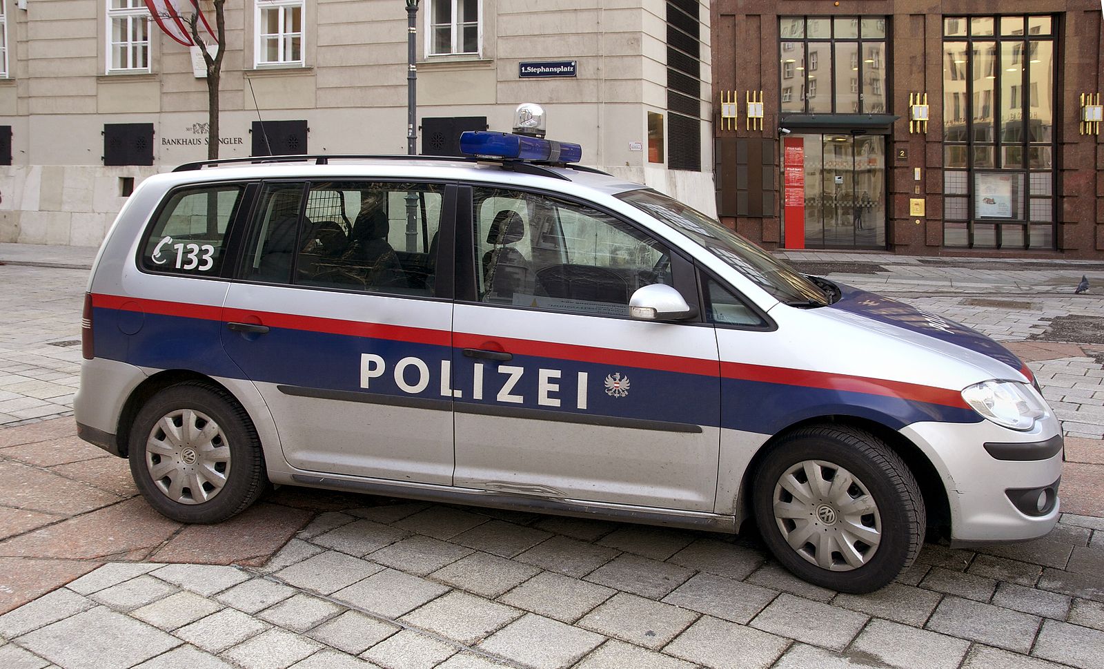 Police car Vienna Volkswagen Touran