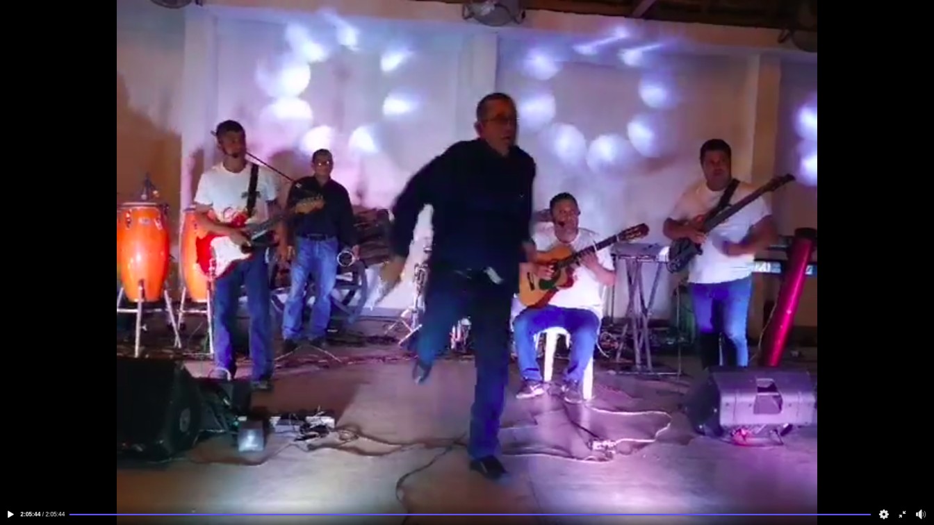 Footage of a live concert in Tierra Blanca shows alleged cartel leader Francisco Navarette Serna running offstage with his gun drawn shortly before he was reportedly shot dead in an armed attack (Photo: El Sol de Tierra Blanca)