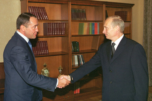 Mikhail Lesin, left, with Vladimir Putin (Wikimedia)