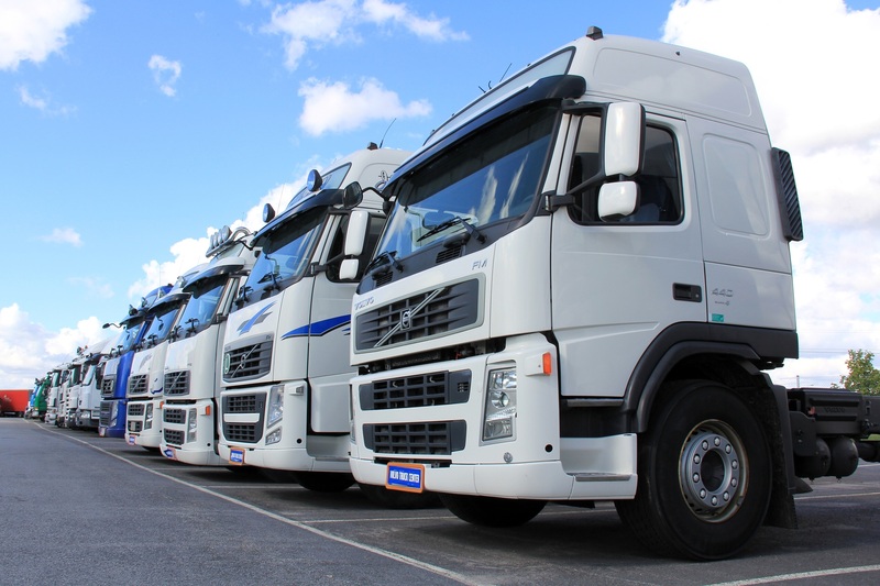«Бюро Медиа»: Беларусские компании поставляют в Россию санкционные европейские грузовики