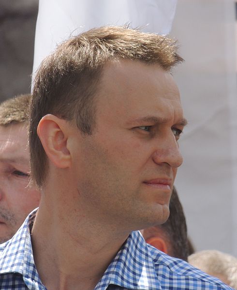 490px-Alexey_Navalny_at_Moscow_rally_2013-06-12_1