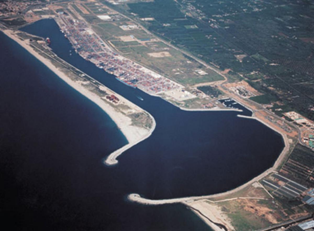 The port of Gioa Tauro by Istvánka (CC BY-SA 3.0)