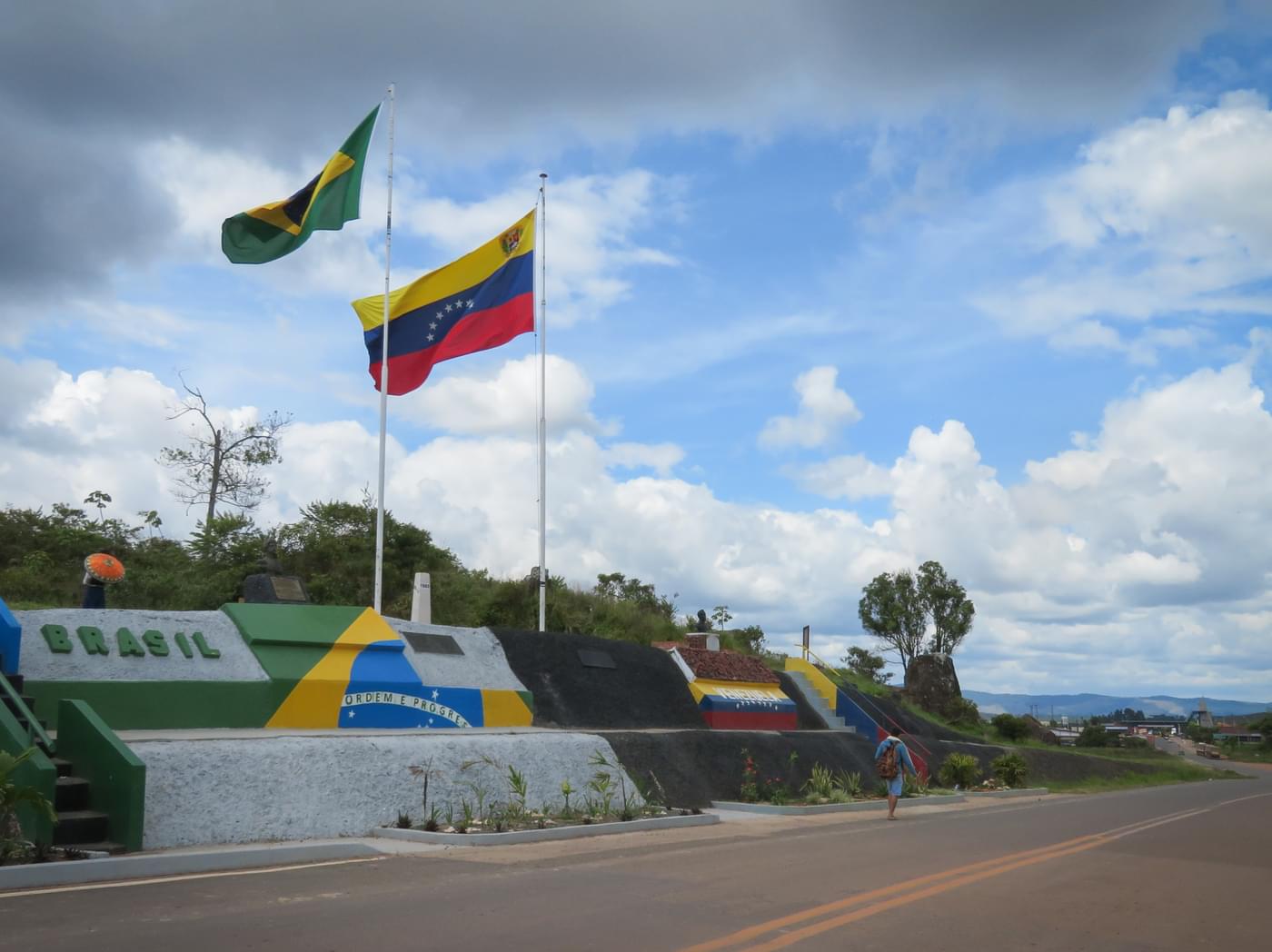 brazilian-and-venezuelan-border-flags