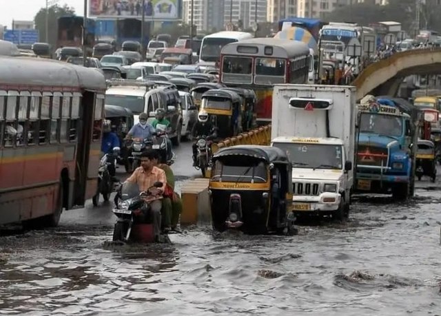 Flooding in Mumbai, 2017 (Paasikivi, CC BY 4.0)