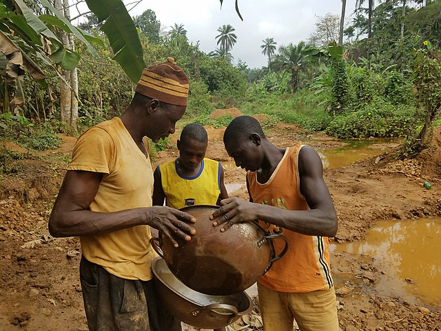 https://www.occrp.org/images/stories/CCWatch/daily/Illegal_Gold_mining_Nigeria2.jpg