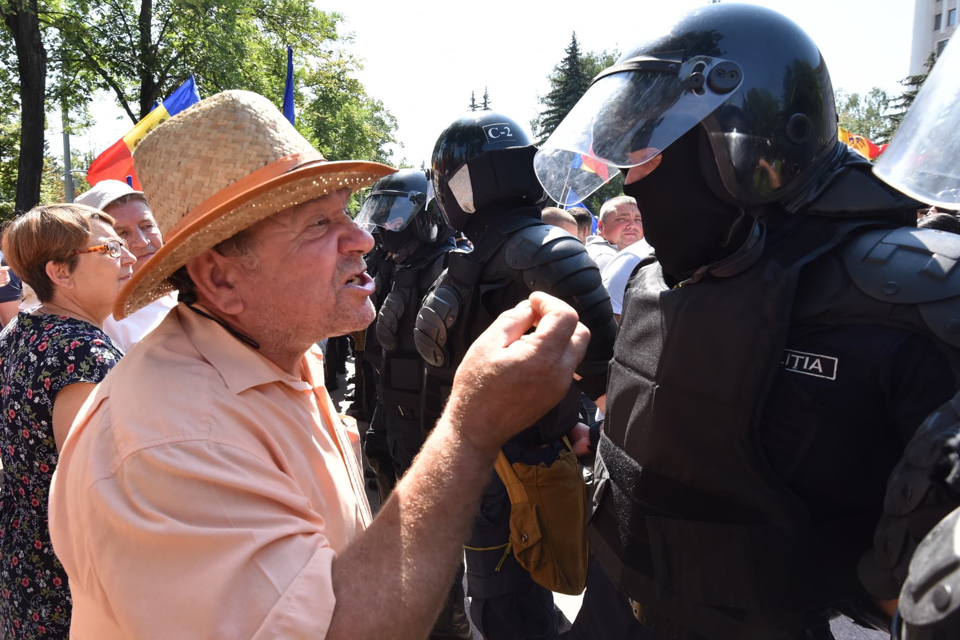 Protestors Confront Police (source: RISE Moldova)