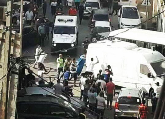 Protestors hitting the police van carrying former Prime Minister Ouyahia on Wednesday. (@naddirdz: Twitter)