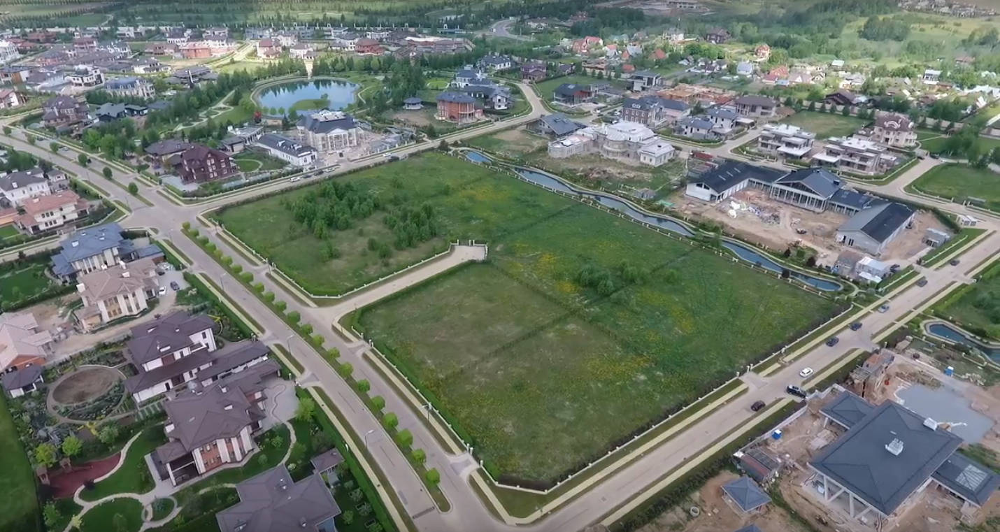 Screenshot from drone footage of the land plots purchased by Ocheretnaya in Millennium Park, Novorizhskoye, Moscow Region. Credit: Peter Ruzavin
