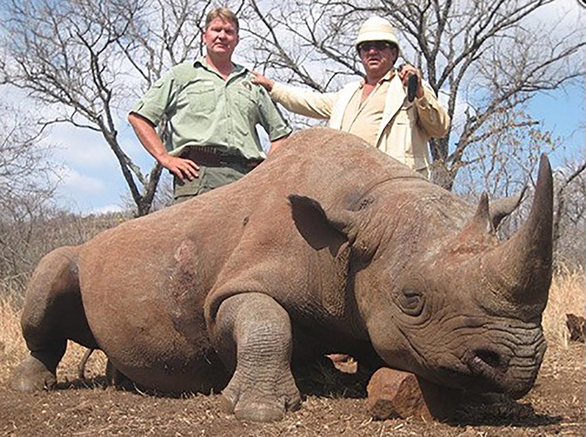 Рашид Сардаров в пробковом шлеме позирует рядом с черным носорогом, убитым им в природном парке диких животных Mauricedale Game Reserve (провинция Мпумаланга, ЮАР), принадлежащем Джону Хьюму. (Фото: Thormählen & Cochran Safaris)