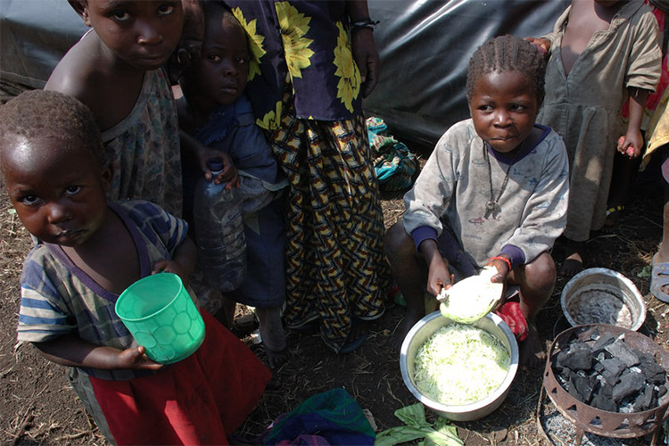 UNICEF distributes food in South Kivu, DRC. (Julien Harneis, CC BY-SA 2.0)