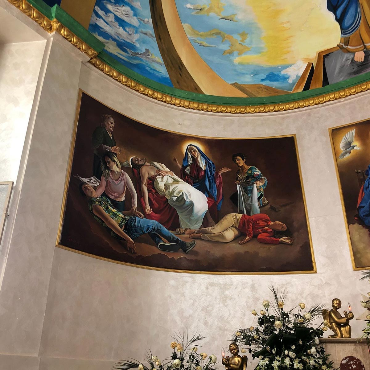 In one fresco commemorating the Duisburg massacre, the Virgin Mary is surrounded by mothers and their children from the feuding families, one holding a teddy bear. Photo by: Antonio Lemma