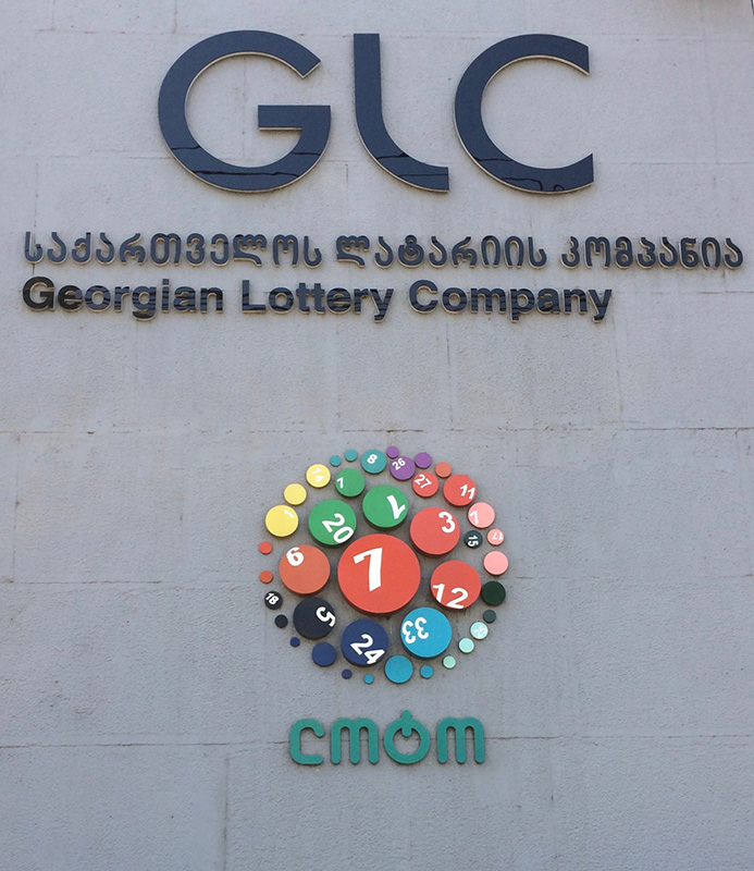 The logo for the Georgian Lottery Company and for the "Loto," its popular nickname, on the company headquarters building in Tbilisi. (Photo credit: OCCRP)