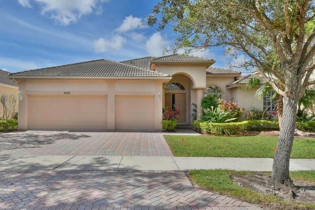 The house in Coconut Creek, FL, secretly owned by Draugystės Viešbutis, a company that belongs to Kristina Brazauskienė, the widow of Lithuania’s former Prime Minister, and her son Ernestas Butrimas. (Photo: realtor.com)