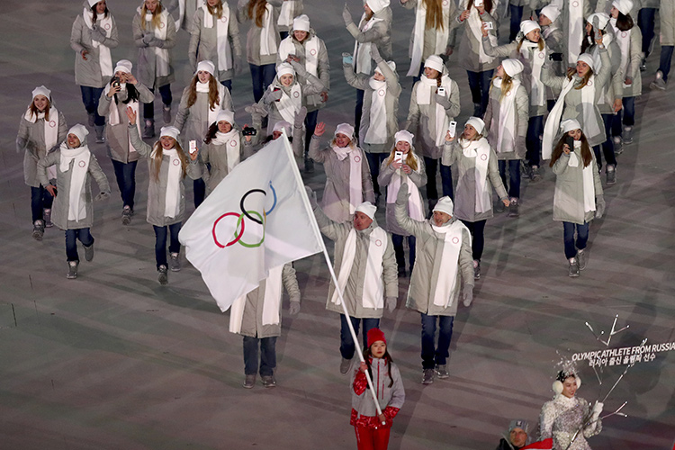 Российские спортсмены выходят на стадион на церемонии открытия зимней Олимпиады в Пхёнчхане, Южная Корея, 9 февраля 2018 года. (Фото (c): Daniel Karmann / Picture-Alliance / DPA / AP Images)
