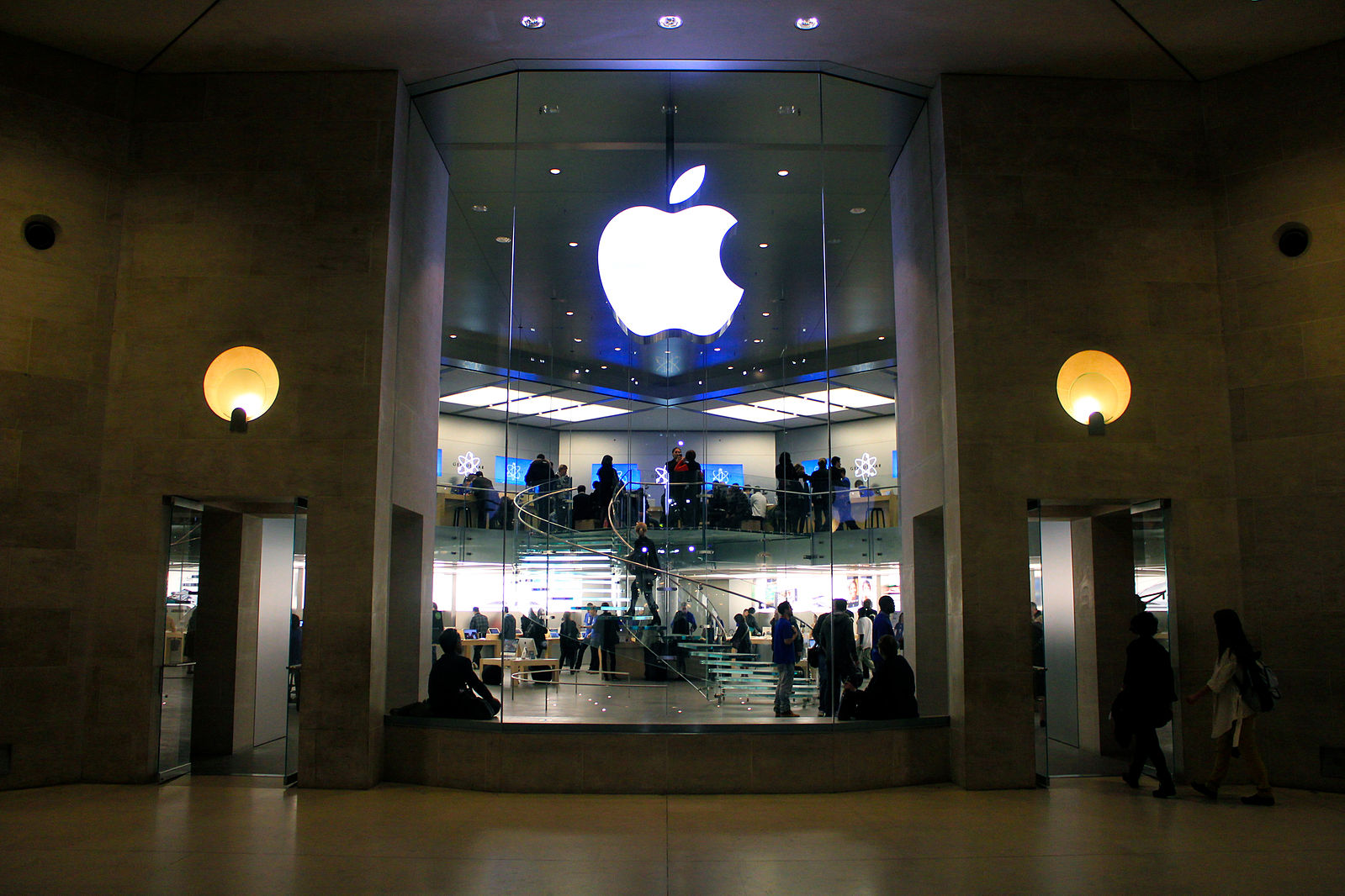 Apple Store Carrousel du Louvre 18 March 2011