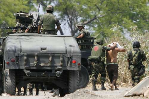 Mexican soldiers detaining suspects