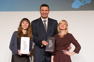 From left: YanukovychLeaks reporter Kateryna Kapliuk, Kyiv mayor Vitali Klitschko, and YanukovychLeaks reporter Natalie Sedletska